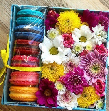 Коробки с цветами и макарони 2 с доставкой