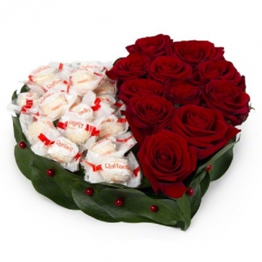 Сердце из роз и конфет ''Raffaello'' с доставкой