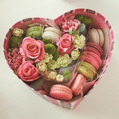 Коробка с цветами и конфетами Rafaello