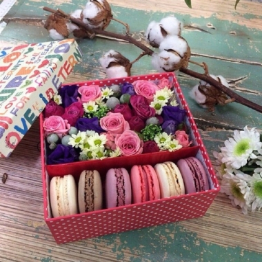 Коробка с цветами и макарони 20 с доставкой